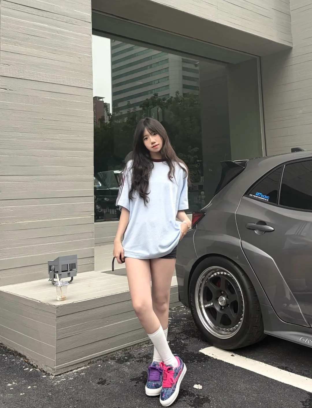 No watermark upper body rendering 𝟬𝟱𝟬𝟰𝟯# Exclusive real shot/difference between various stolen pictures and online version on the market [𝗔𝗗𝗜𝗗𝗔𝗦 Adidas Clover Classic Raglan Round Neck Couple Style Short Sleeve]👭Who knows! I was very impressed by these two pieces from Adidas ✨Classic raglan sleeves + three stripes on the side, directly welding the 𝟵𝟬𝘀American Retro on the body. ✅Full set of 1:1 customized accessories ➕Customized three-label ➕𝗬𝘂𝗮𝗻 version hang tag ➕𝗹𝗼𝗴𝗼 packaging bag 🔥 ➕Scan the QR code of the tag to enter the official website. ✅The top Original version, ins Xiaohongshu, Kuaishou, and many bloggers wear it. ▫️[Comfortable fabric] Selected pique fabric, skin-friendly and breathable, the upper body is soft and not sweaty, and there is no burden for daily wear ▫️[Versatile is not optional] Light Blue/Khaki are available in two colors. The raglan sleeves hide the flesh and make you look slimmer. You don’t have to choose your body shape or the outfit. It looks good when worn alone. It’s a couple style with eyes closed. ▫️[Full of details] Neat routing, fine workmanship, and clover-leaf prairie texture. It can be worn for daily commuting, going out on the street, and doing sports. ✅The soft and glutinous front-shoulder version hides the flesh to make you look slimmer without picking up your figure. The small label on the chest is low-key and textured/super feeling. I really want every piece𝗮𝗹𝗹𝗶𝗻! Size: 𝗦～𝗫𝗫𝗟 Color: Light Blue Khaki